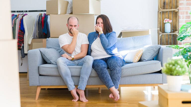 Ehepaar hebt sich die Nase zu